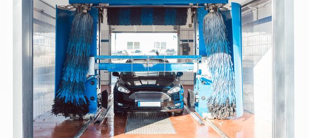Βούρτσα στροφή στο πλύσιμο αυτοκινήτων με όχημα σε αυτό - Φωτογραφία, εικόνα