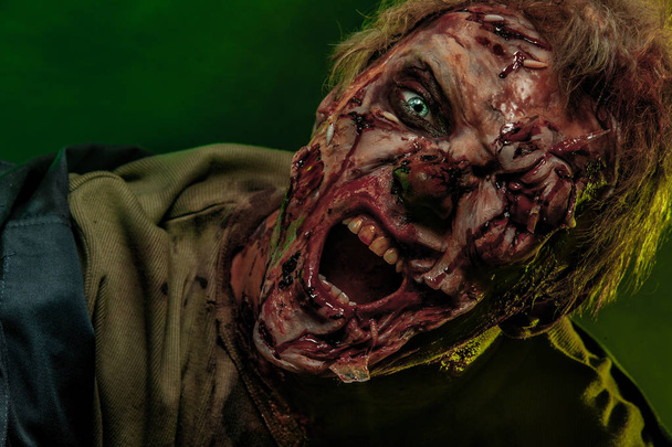 Nahaufnahme Porträt eines schrecklichen furchteinflößenden Zombie-Mannes. Horror. Halloween 2018 - Foto, Bild