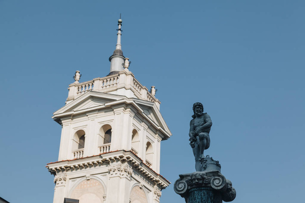 primer plano de estatua y torre de VILLA VISCONTI BORROMEO LITTA - lombardía - italia
 - Foto, Imagen