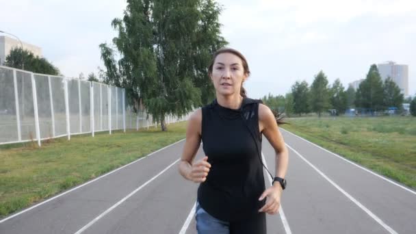 ralenti de fille courir au stade en plein air
 - Séquence, vidéo