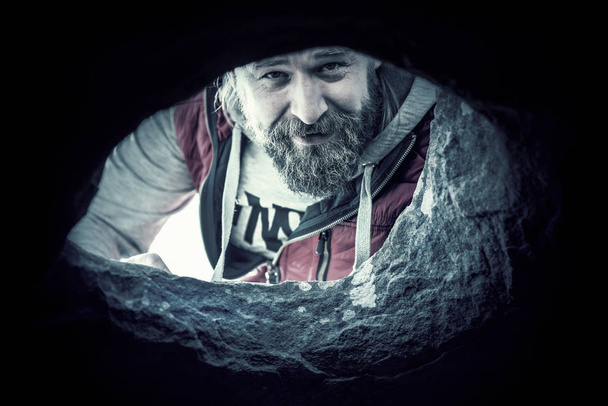 Bearded man looking into the hole - Valokuva, kuva