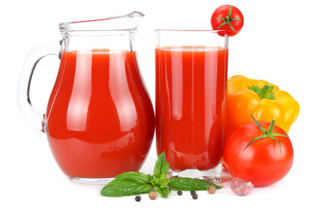 Sok pomidorowy w Szklany dzbanek z pomidor, czosnek, przyprawy i bazylia na białym tle - Zdjęcie, obraz