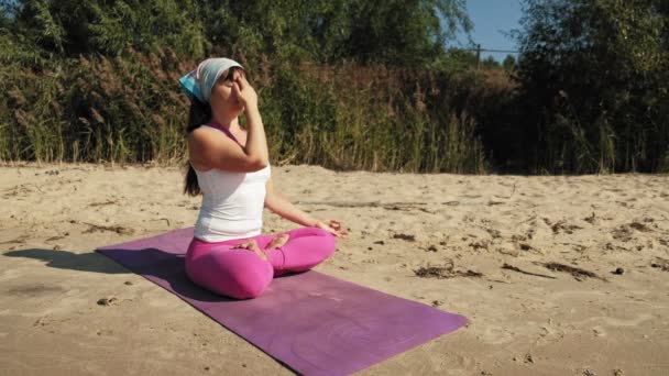 alte Rentnerin macht Yoga am Strand Super-Zeitlupe - Filmmaterial, Video