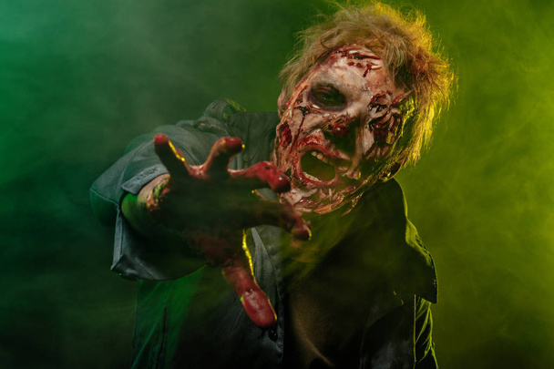 Close-up πορτρέτο ενός άνδρα φρικτό τρομακτικό ζόμπι. Φρίκη. Απόκριες 2018 - Φωτογραφία, εικόνα