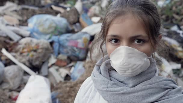Portret van een jong meisje in een gasmasker op de stortplaats - Video