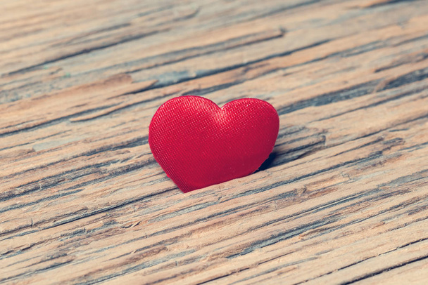 Červené srdce na starý dřevěný povrch - Fotografie, Obrázek