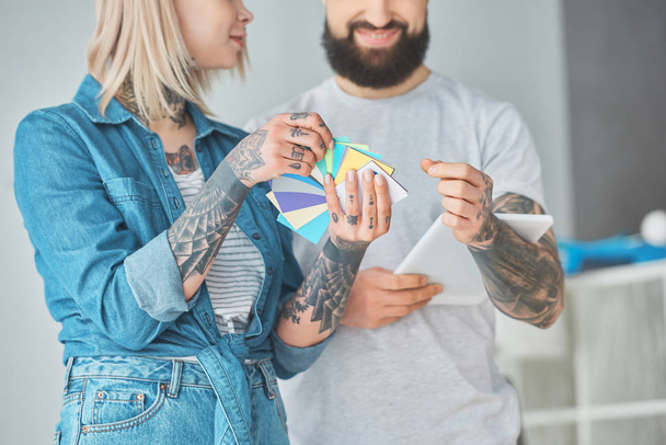 обрезанный снимок счастливой молодой пары, выбирающей цвета для ремонта дома
  - Фото, изображение