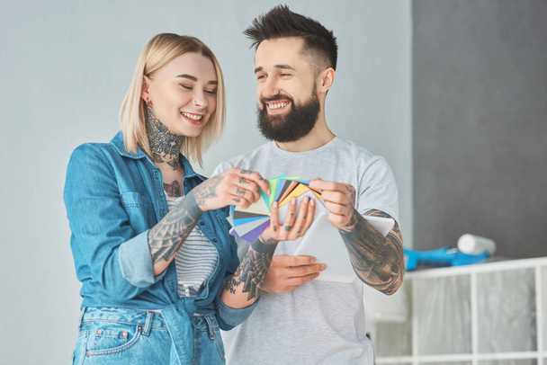 happy young couple choosing colors for house repair  - Fotografie, Obrázek