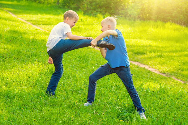 Two boys fighting in the park - Foto, afbeelding