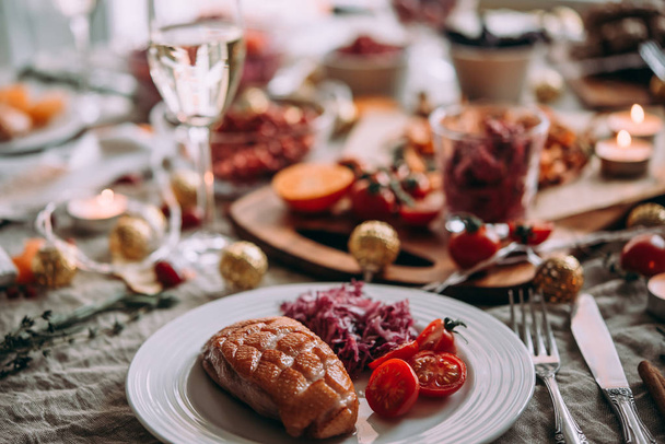 Platos vegetales modernos saludables y pavo asado o pato. Mesa de cena, celebrando la Navidad o Nochevieja
. - Foto, Imagen