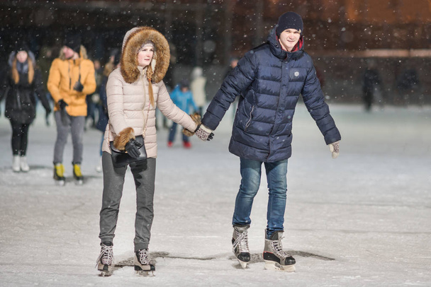 KAZAN, RUSSIA, 22 JANUARY, 2017: Couple on skating rink in the evening - Foto, afbeelding