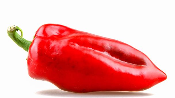 červená paprika izolované na bílém pozadí - Fotografie, Obrázek