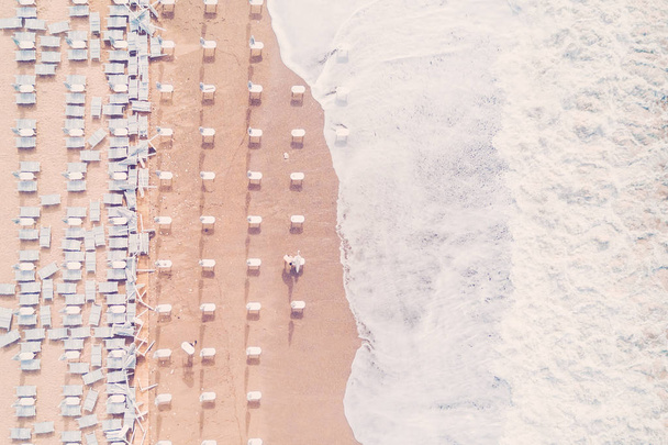 Θέα πάνω από τη θάλασσα και την παραλία με ξαπλώστρες και ομπρέλες - Φωτογραφία, εικόνα