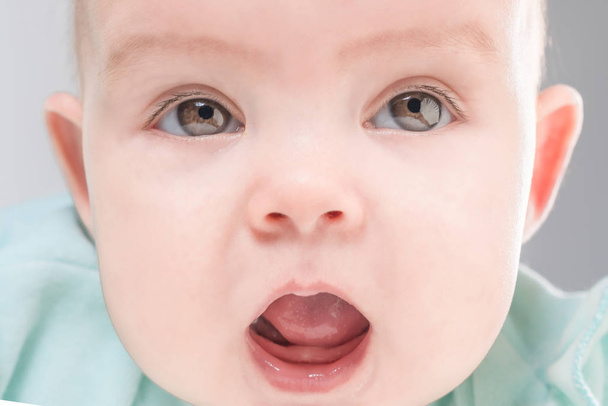 Schattige baby met een open mond, close-up - Foto, afbeelding
