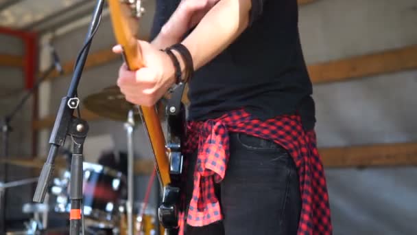 Gitaren in live-action op een concert. Concert rockband uitvoeren op het podium met drummer, zanger performer, gitaar. - Video