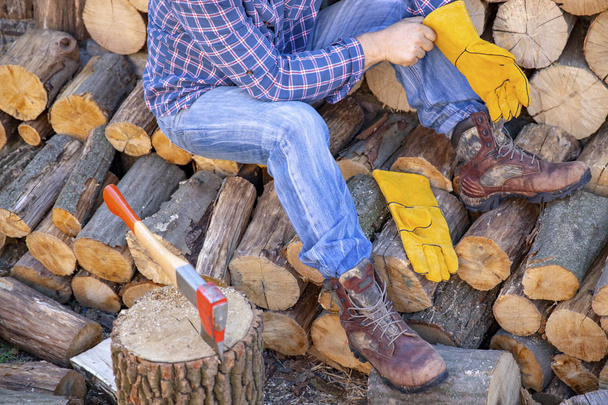 Axt in Baumstumpf. Der Holzfäller bereitet sich darauf vor, Brennholz zu hacken. Werkzeug für die Holzbearbeitung. Holzfäller Axt in Holz, Holz hacken. - Foto, Bild