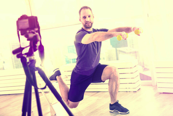 Sporty handsome man training in front of the camera - Foto, Bild