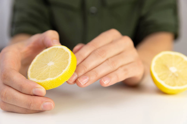 Manicura, la mujer se limpia las uñas con limón
. - Foto, Imagen