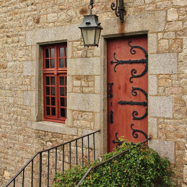Πόρτα με όμορφη επίπλωση. Λεπτομέρεια από ένα σπίτι στο Mont St Michel, Γαλλία. - Φωτογραφία, εικόνα