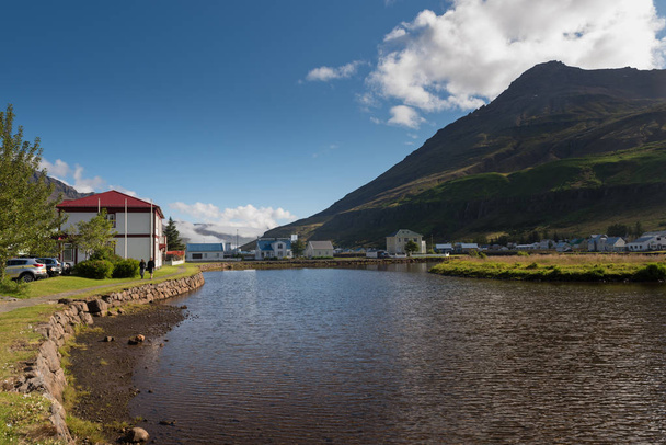 Iceland (Summer), homes at enchanting fjord of Seydisfjordur - Foto, Imagem