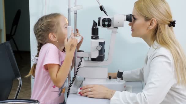 Optometrist examina a visão da menina na clínica ocular
 - Filmagem, Vídeo