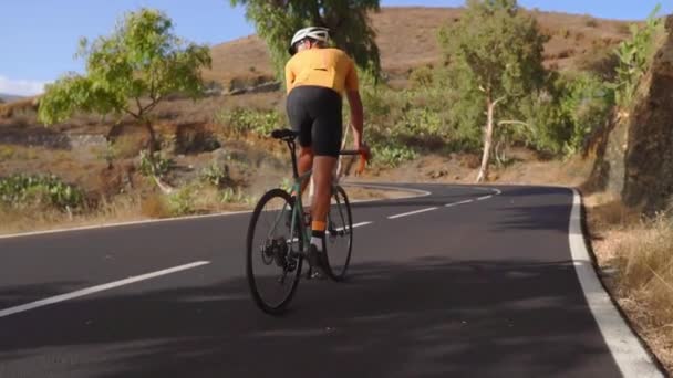 Adam boş bir yolda yol bisiklet açık egzersiz sabah Bisiklete binme. Aşırı spor kavram. ağır çekim - Video, Çekim