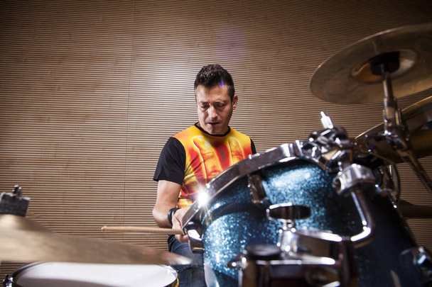 jeune percussionniste répétant en jouant de la batterie en studio de répétition
 - Photo, image