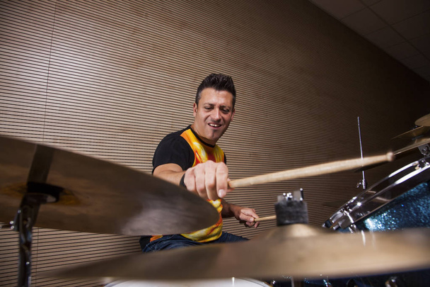 リハーサル リハーサル スタジオでドラムを演奏若い打楽器奏者 - 写真・画像