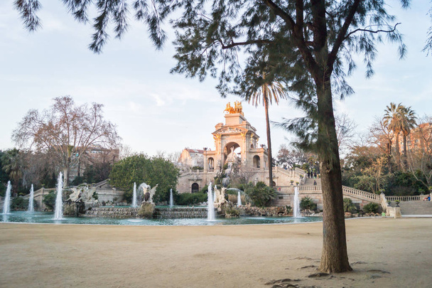 Парк Placa de Joan Fiveller в парке Ciutadella с центральным фонтаном в Барселоне, Испания
 - Фото, изображение