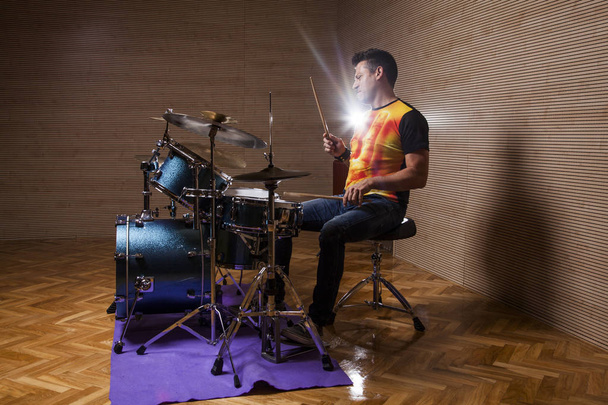 młody perkusista próby gry na perkusji w studio prób - Zdjęcie, obraz