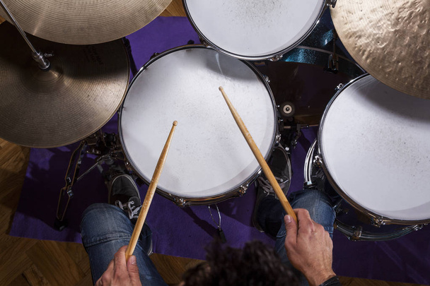 mladý perkusista zkoušet hrát na bicí ve zkoušce studio, letecký pohled - Fotografie, Obrázek