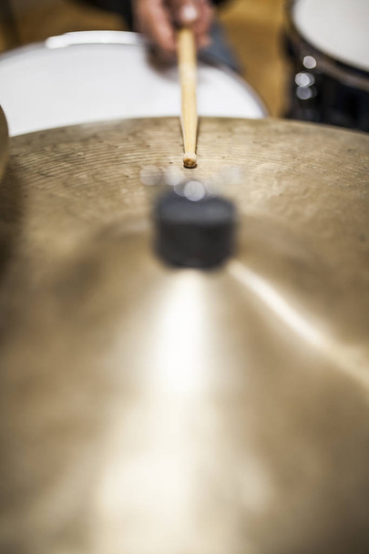 Drumstick, der eine Trommelplatte spielt - Foto, Bild