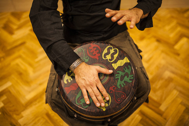 Giovane percussionista pratica tecnica con il tam tam o tamburo
 - Foto, immagini