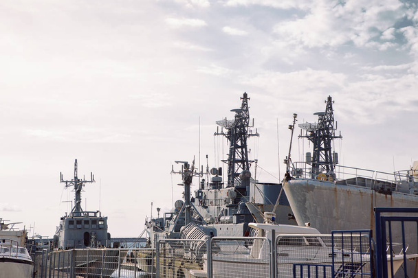 Navio militar atracado no porto
 - Foto, Imagem