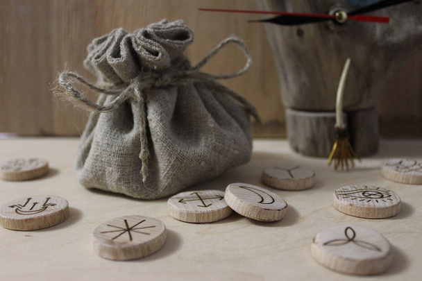 Drewniane, ręcznie robione czarownica runy - Zdjęcie, obraz
