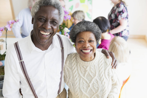 Портрет счастливой, энергичной пожилой пары
 - Фото, изображение