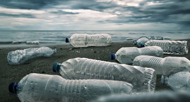 Πλαστικά μπουκάλια νερού ρύπανσης στον ωκεανό (έννοια περιβάλλον) - Φωτογραφία, εικόνα