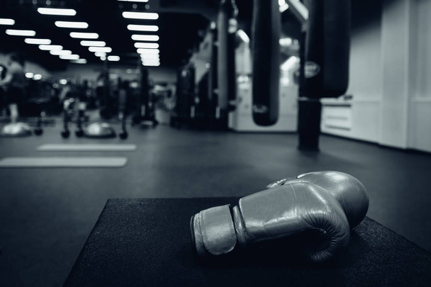 Боксерские перчатки на ринге
 - Фото, изображение
