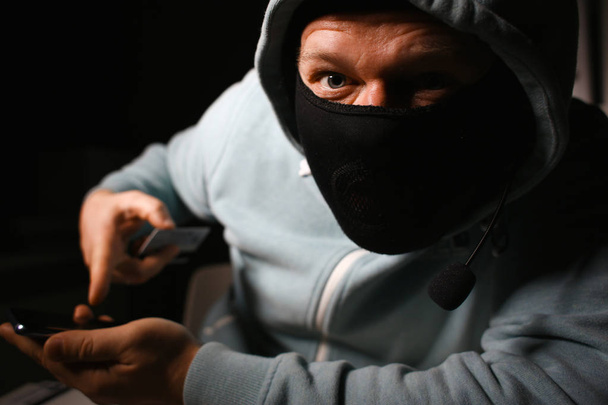 Homem carder em máscara conectar a darknet
 - Foto, Imagem
