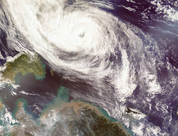 Tajfun Phanfone wpływające na Japonii. Widok satelitarny. Elementy tego obrazu dostarczone przez Nasa. - Zdjęcie, obraz