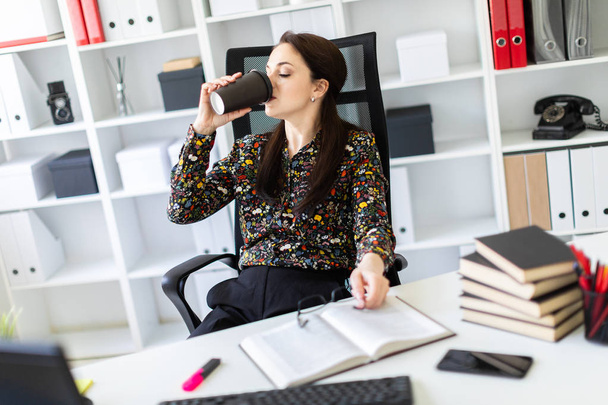 businesswoman drinking coffee from cup in bright office  - Foto, imagen