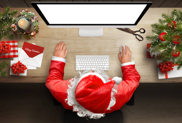 Santa Claus responde a las cartas y tarjetas de felicitación por correo electrónico. Pantalla de visualización isotónica para maqueta. Vista superior
. - Foto, imagen