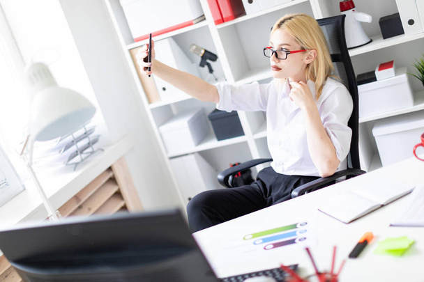 mladá podnikatelka sedí v kanceláři, přičemž selfie - Fotografie, Obrázek