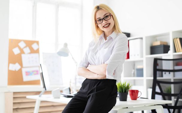 young businesswoman leaned on the Desk in the office - Photo, Image