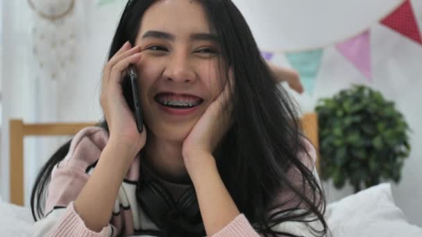 Slow motion of beautiful asian girl using mobile cellphone with smile face. - Filmmaterial, Video