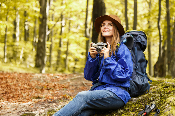 Young Pretty Woman Hiking In Autumn Forest In Mountains - Foto, imagen