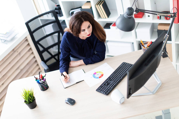 junge Geschäftsfrau am Computertisch und bei der Arbeit - Foto, Bild
