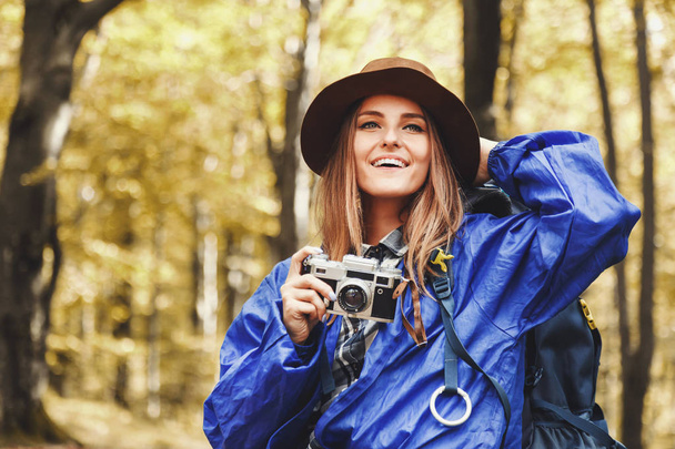 Young Pretty Woman Shooting Amazing Views In The Forest - Foto, Bild