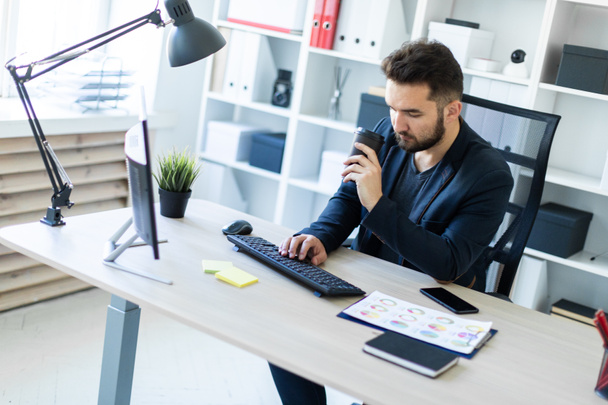 бизнесмен сидит в офисе за столом и пьет кофе
  - Фото, изображение