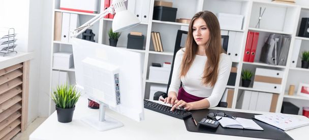 Bilgisayar masasında çalışan bir genç kız. - Fotoğraf, Görsel
